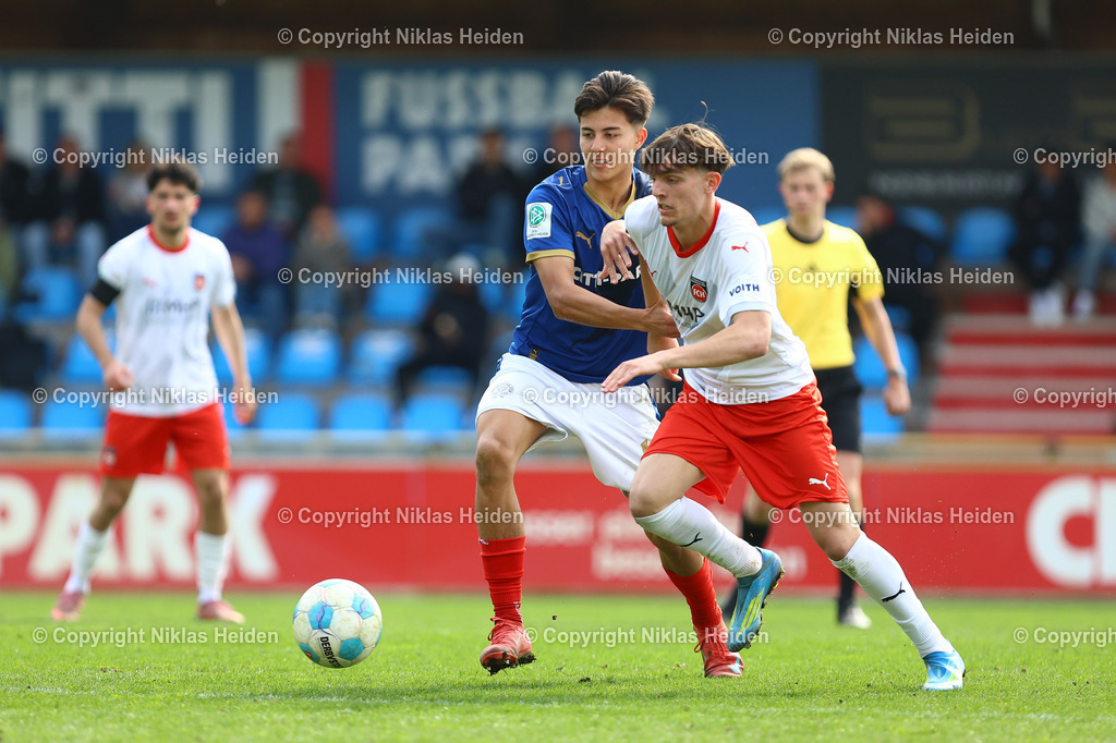 NH_HolsteinKielU19_1FCHeidenheimU19_DFBNachwuchsliga_18042026 | #11 Kevin Hahn (Holstein Kiel U19), #13 Torben Leis (1. FC Heidenheim U19)Fußball I Herren I U19 DFB-Nachwuchsliga Hauptrunde Liga A, Gruppe B I Saison 2025-2026 I 9. Spieltag I Holstein Kiel U19 - 1. FC Heidenheim U19 I 18.04..2026 I Citti-Fußball-Park