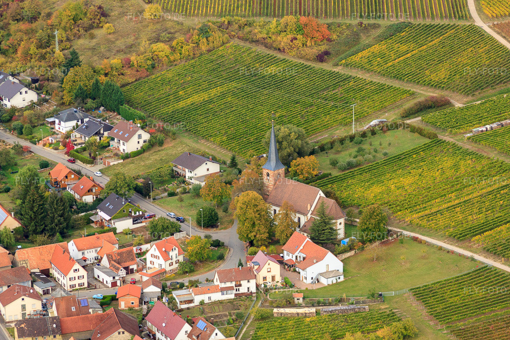 Luftbild: Protest. Kirche im Ortsteil Rechtenbach in Schweigen-Rechtenbach im Bundesland Rheinland-Pfalz in Deutschland. Foto: IMG_22462.jpg vom 15.10.2009 durch Werner Riehm/FLY-FOTO.de