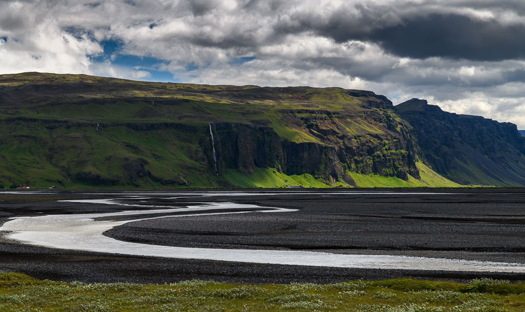 island-2019-240 | Der Markarfljót ist ein Fluss im Süden Islands, hier bei Ebbe fotografiert. In zahlreichen Schleifen durchfließt der Markarfljót die weitläufige Sandebene Eyjafjallasandur kurz vor der Mündung in den Atlantik. - Realisiert mit Pictrs.com