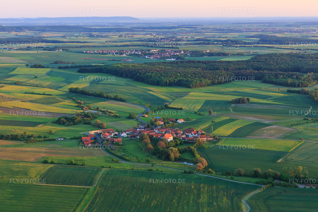 Luftbild: Dorfansicht von Norden im Ortsteil Falkenstein in Donnersdorf im Bundesland Bayern in Deutschland. Foto: IMG_100487.jpg vom 27.05.2017 durch Werner Riehm/FLY-FOTO.de