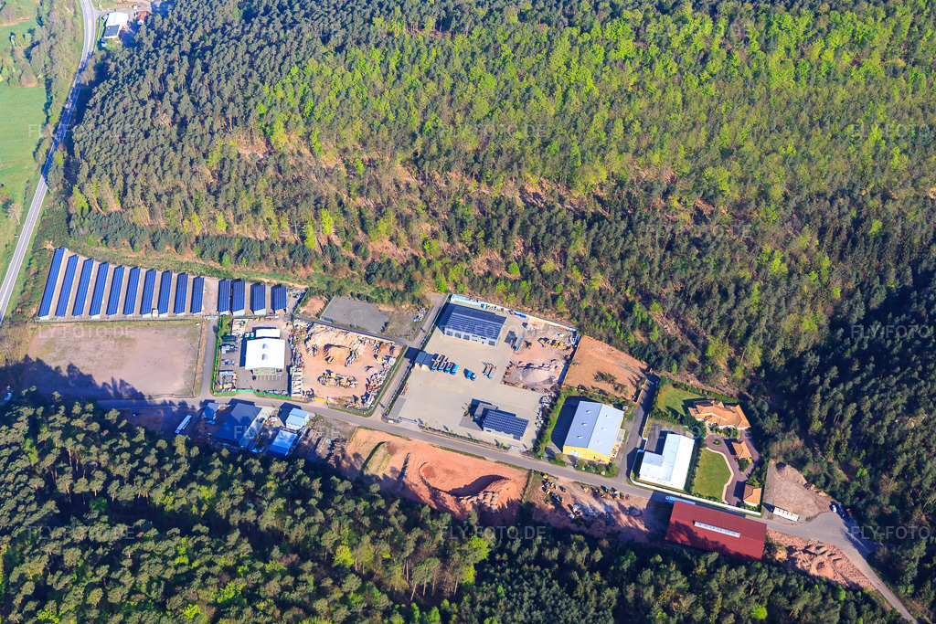 Luftbild: Gewerbepark Neudahn 1 mit Indoor-Spielplatz Super-Dubber Kinderland in Dahn im Bundesland Rheinland-Pfalz in Deutschland. Foto: IMG_106924.jpg vom 22.04.2018 durch Werner Riehm/FLY-FOTO.deWWW.SUPER-DUBBER.DE