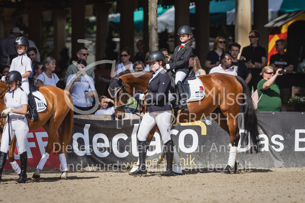 230910_OWLCh_Führzügel-133 | Deine schönsten Turniermomente als professionelle Fotos! Entdecke hochwertige Pferdesport-Fotografie im Online-Shop. Jetzt Fotos finden & bestellen!