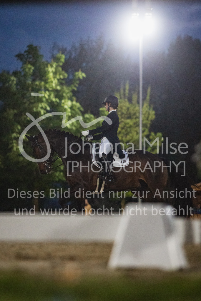 230429_Dressurfestival_S-Kür-354 | Deine schönsten Turniermomente als professionelle Fotos! Entdecke hochwertige Pferdesport-Fotografie im Online-Shop. Jetzt Fotos finden & bestellen!