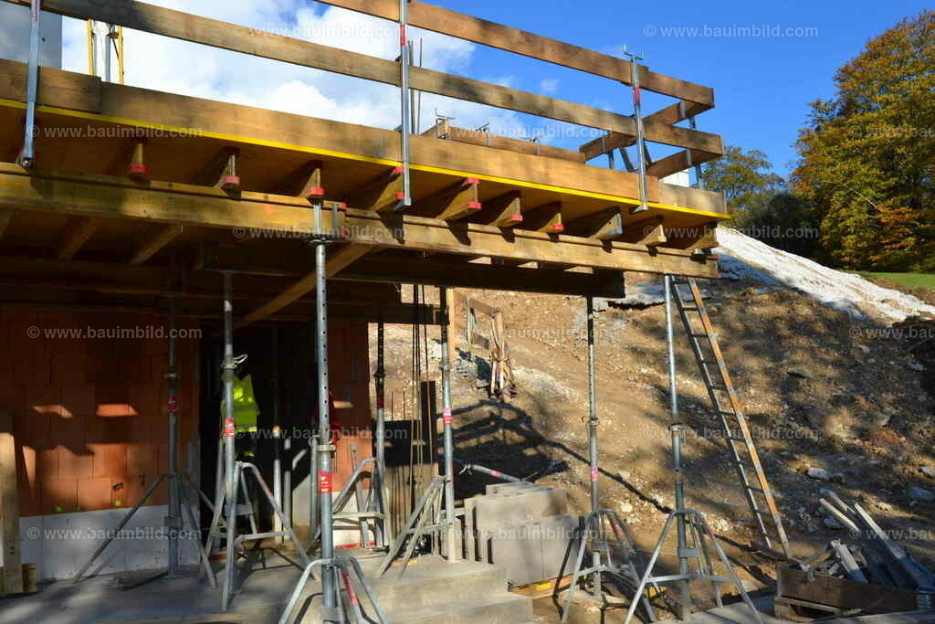 Absturzsicherung Kragplatte | Eingeschalte Balkonkragplatte mit Schutzgeländer