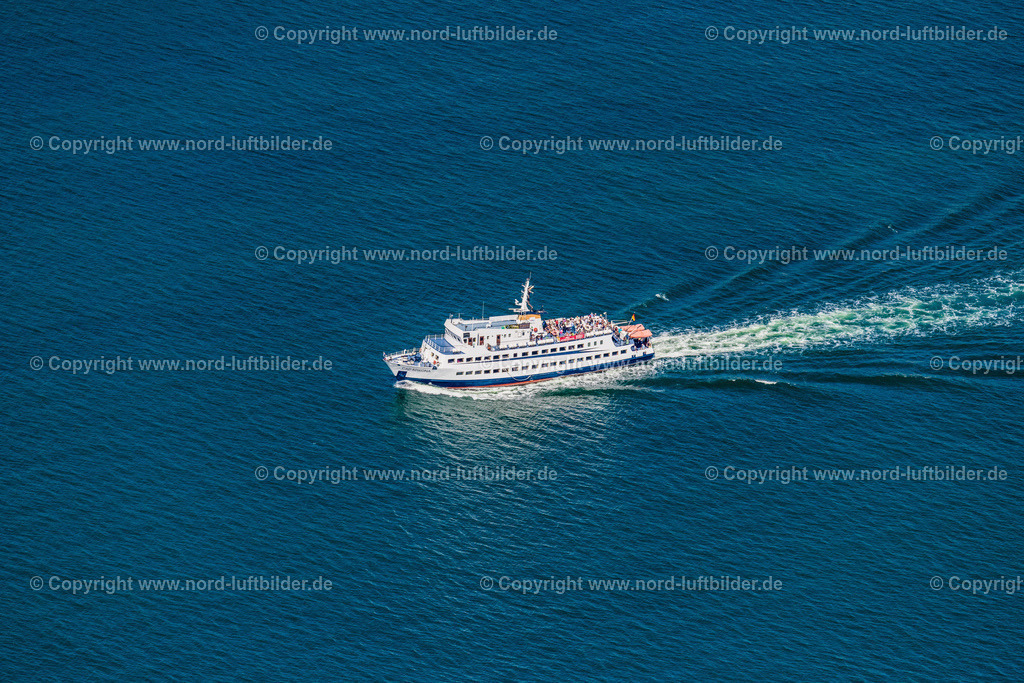 Sassnitz_MS_Cap_Arkona_Adler_Schiffe_Fahrgastschiff_ELS_5358100822 | SASSNITZ 10.08.2022 Passagier- und Fahrgast- Schiff CAP ARKONA in Fahrt auf der Ostsee in Sassnitz an der Ostseeküste im Bundesland Mecklenburg-Vorpommern, Deutschland. Weiterführende Informationen bei: Adler-Schiffe GmbH & Co. KG. // Passenger ship CAP ARKONA in port on street Strandpromenade in Sassnitz at the baltic sea coast in the state Mecklenburg - Western Pomerania, Germany. Further information at: Adler-Schiffe GmbH & Co. KG. Foto: Martin Elsen