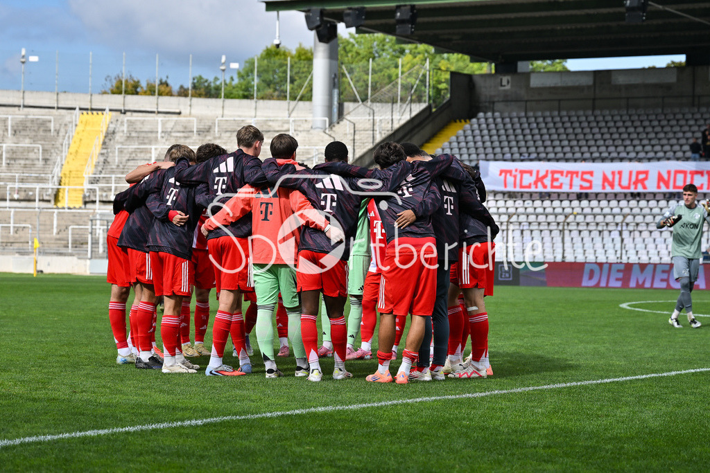 FC Bayern Amateure - FC Würzburger Kickers | Die Spieler der Bayern Amateure motiviern sich nochmal vor der Partie / Regionalliga Bayern: FC Bayern Amateure - FC Würzburger Kickers; Grünwalder Stadion am 27.09.2025