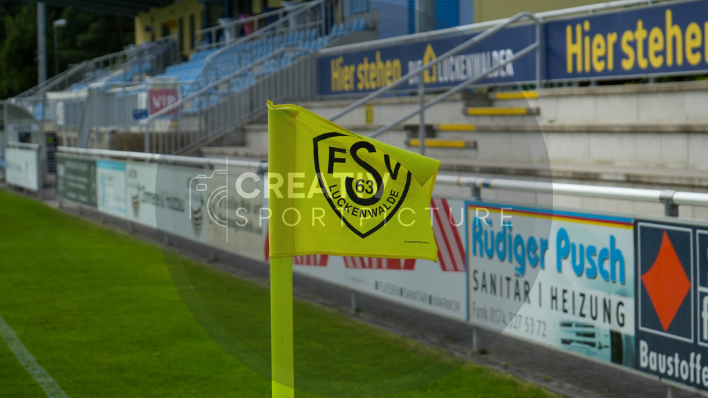 Fußball, Herren, Saison 2025/2026, Regionalliga Nordost, 4. Spieltag, FSV 63 Luckenwalde vs. BFC Preussen, Samstag 22.08.2025, Werner-Seelenbinder-Stadion Luckenwalde | Fußball, Herren, Saison 2025/2026, Regionalliga Nordost, 4. Spieltag, FSV 63 Luckenwalde vs. BFC Preussen, Samstag 22.08.2025, Werner-Seelenbinder-Stadion Luckenwalde, Im Bild: Eine Eckfahne im Luckenwalder Werner-Seelenbinder-Stadion mit dem Logo, Wappen, Emblem des FSV 63 Luckenwalde - Realisiert mit Pictrs.com