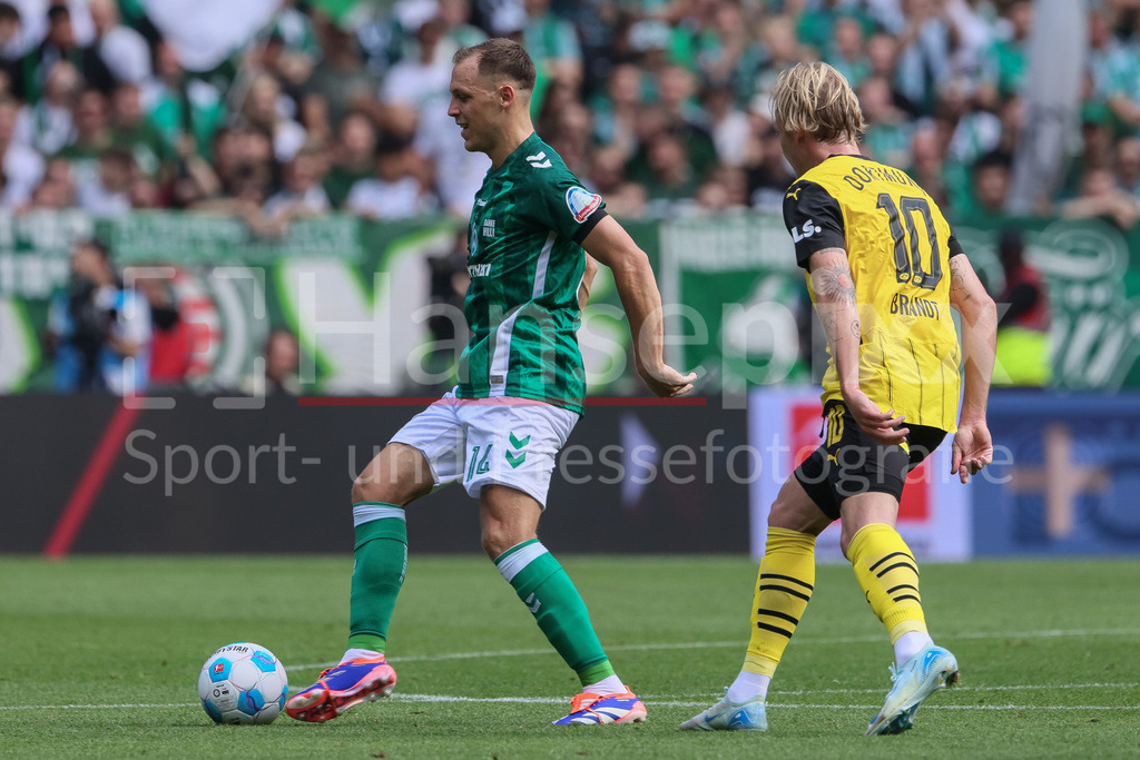 Fussball, Bundesliga, SV Werder Bremen - Borussia Dortmund | v.li.: Senne Lynen (SV Werder Bremen, 14) und Julian Brandt (Borussia Dortmund, BVB, 10) im Zweikampf, Duell, Dynamik, Aktion, Action, Spielszene, DIE DFL-RICHTLINIEN UNTERSAGEN JEGLICHE NUTZUNG VON FOTOS ALS SEQUENZBILDER UND/ODER VIDEOÄHNLICHE FOTOSTRECKEN. DFL REGULATIONS PROHIBIT ANY USE OF PHOTOGRAPHS AS IMAGE SEQUENCES AND/OR QUASI-VIDEO.