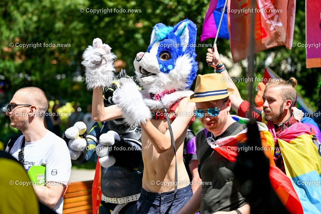 Linzpride 2024_ 06.07.2024-137 | 06.07.2024, Linz, AUT, Linzpride 2024, im Bild Teilnehmer an der Linz Pride 2024