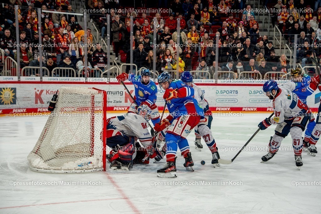 xKKUx02012601005 | 02.01.2026, xkkux, Eishockey, DEL2, Düsseldorfer EG - EHC Freiburg, PSD Bank Dome Düsseldorf: Ture Linden (DEG #71) vor dem Tor von Patrik Cerveny