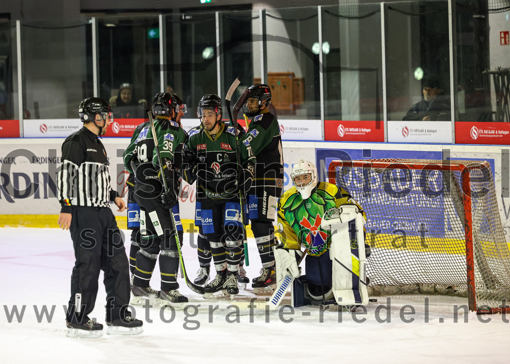 2022-12-16_133_TSV_Erding_gegen_EC_Pfaffenhofen | Erding, Deutschland, 16.12.2022:
Eishockey, Bayernliga 2022 / 2023, 21. Spieltag, TSV Erding gegen EC Pfaffenhofen, Endergebnis: 14:1

Thomas Plihal (Erding Gladiators, #39), Philipp Michl (Erding Gladiators, #77), Daniel Krzizok (Erding Gladiators, #18), Torwart Hannes Kiefer (EC Pfaffenhofen, #30)

Foto: Christian Riedel / fotografie-riedel.net