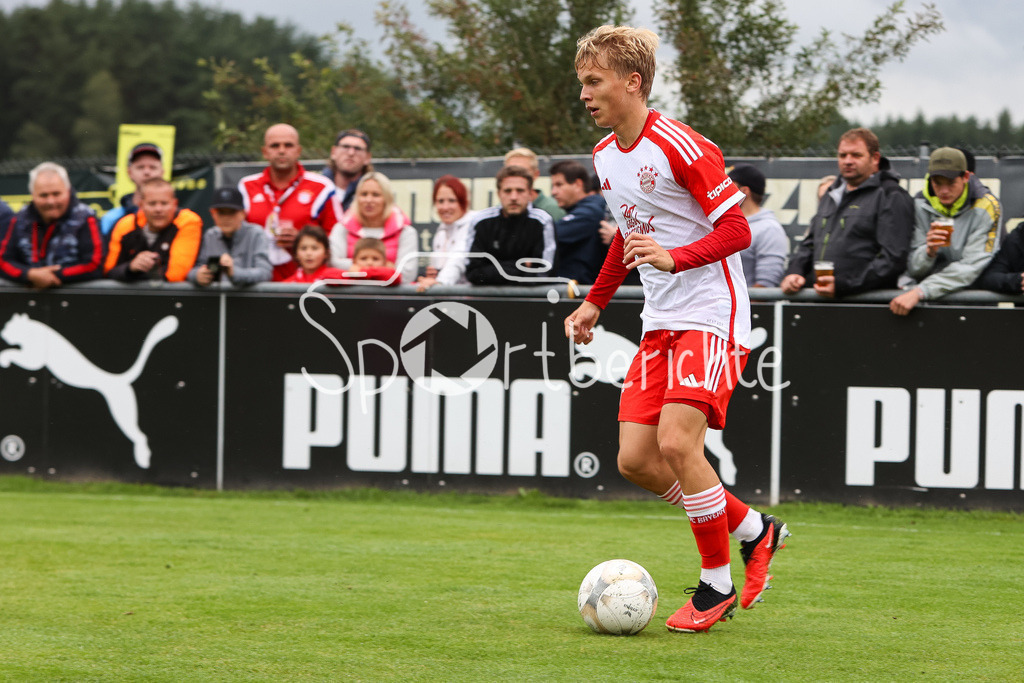 DJK Vilzing - FC Bayern Amateure | Frans KRAETZIG (FCB #13) am Ball // Freisteller / Einzelfoto