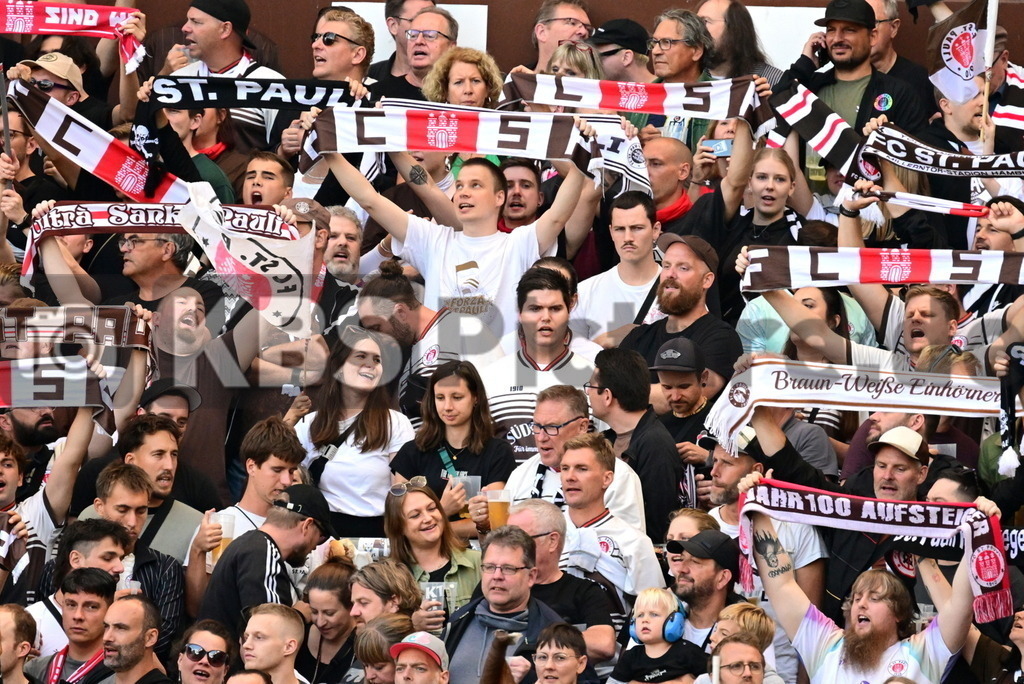 KBS Picture_FCStPauli-Heidenheim_005 | St. Pauli Fans mit Schals ,Sportplatz :  Millerntor Stadion, - Realisiert mit Pictrs.com