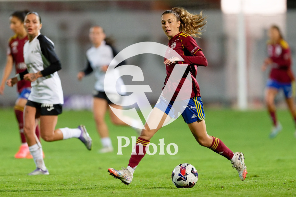 DZ9_5346_c | Switzerland: AXA Womens Super League 2025/26, Servette FC Chenois Feminin vs FC Aarau Frauen - Stade des Trois-Chene, Chene-Bourge: Ascension Martinez Salinas (8 Servette FC Chenois Feminin) cb$