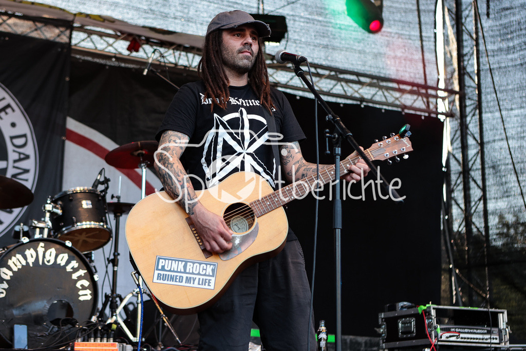 Sommer am Kiez | Dan GANOVE spielt vor "Die Kassierer" beim Augsburger Fesitval " Sommer am Kiez" auf seiner Gitarre, Vorband, Support