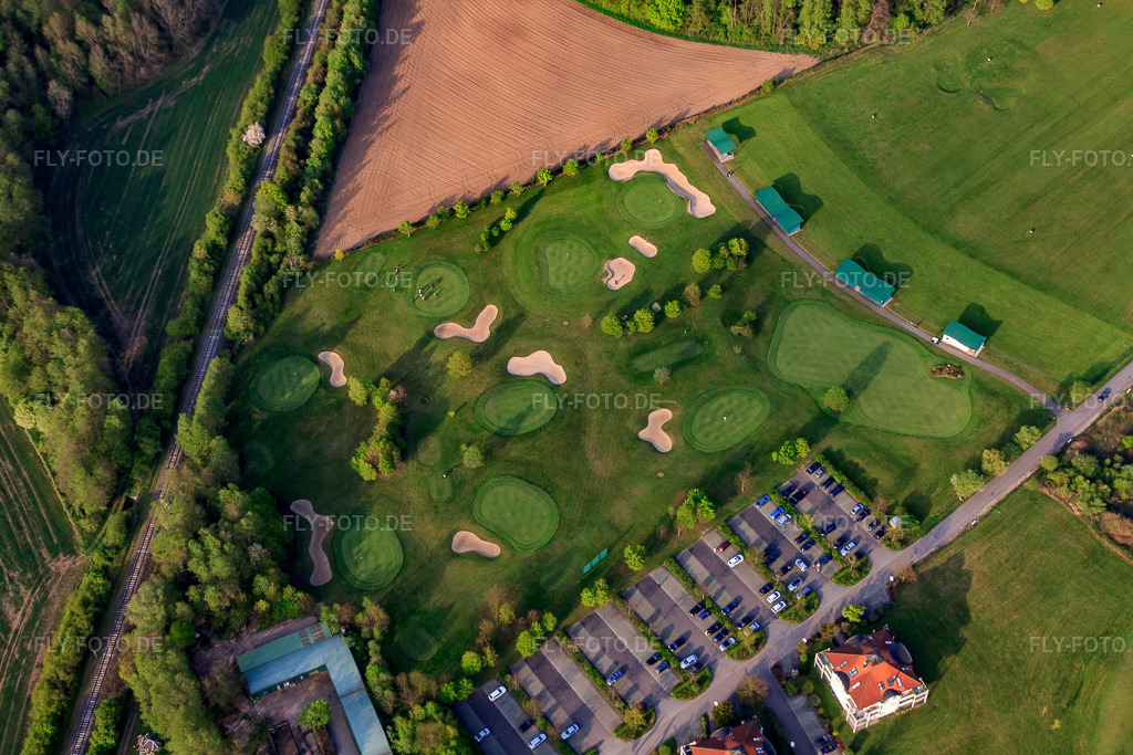 Luftbild: Parkplatz des Golfclub Soufflenheim Baden-Baden in Soufflenheim im Bundesland Bas-Rhin in Frankreich. – Foto: IMG_39511.jpg vom 14.04.2011 durch Werner Riehm/FLY-FOTO.de – Auflösung des Originals: 4752 x 3168 px
