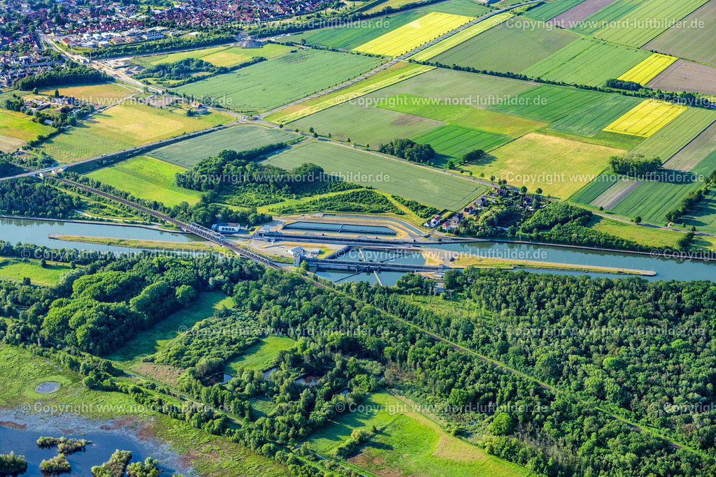 Wolfsburg_Schleuse_Sülfeld_Mittellandkanal_ELS_3715050623 | SüLFELD 05.06.2023 Schleusenanlagen am Ufer der Wasserstraße des Mittellandkanal in Sülfeld im Bundesland Niedersachsen. // Locks - plants on the banks of the waterway of the Mittellandkanal in Suelfeld in the state Lower Saxony. Foto: Martin Elsen