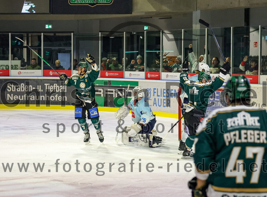 2025-12-23_110_TSV_Erding_gegen_Heilbronner_Falken | Erding, Deutschland, 23.12.2025:Eishockey, Oberliga Süd 2025 / 2026, 29. Spieltag, TSV Erding gegen Heilbronner Falken, Endergebnis: 5:4Louis Trattner (Erding Gladiators, #7), Torwart Franz Jokinen (Heilbronner Falken, #75), Dennis Miller (Erding Gladiators, #61)Foto: Christian Riedel / fotografie-riedel.net