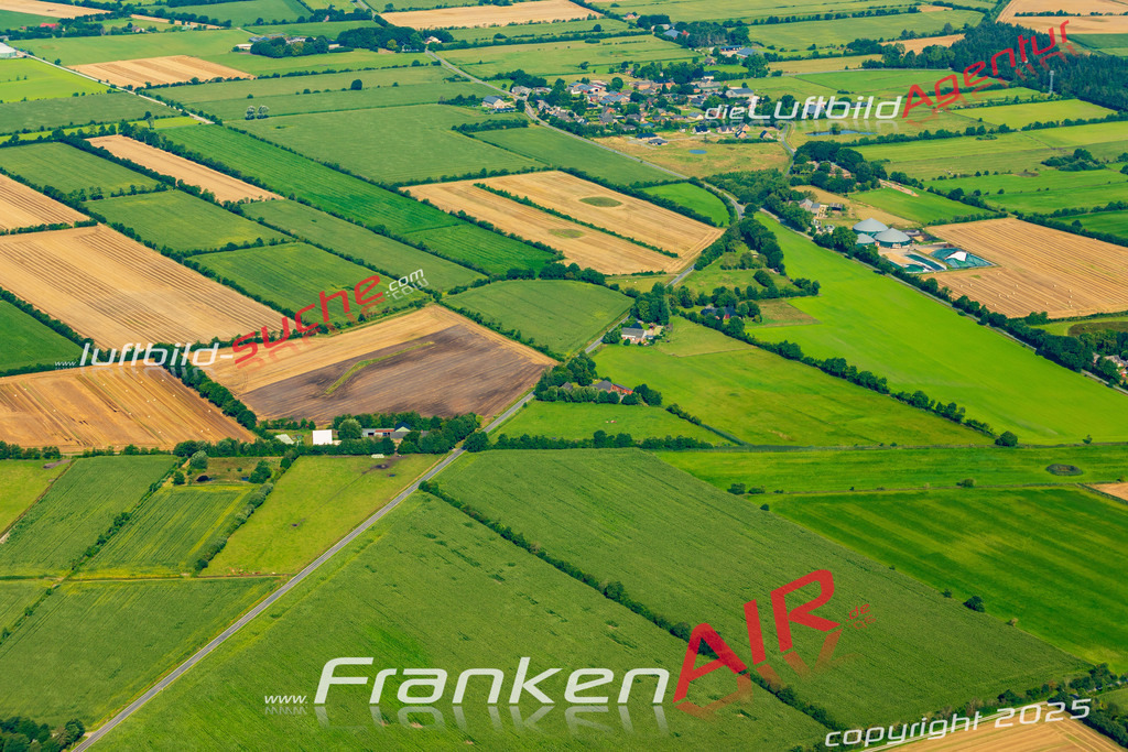 Bild der Stadt Ladelund - Die Luftaufnahme wurde 2025 vom UL-Flugzeug heraus erstellt ( keine Drohne ) - Hochauflösende Luftaufnahme - für professionelle Ausdrucke geeignet. Die Geschenkidee !Hier alle&nbsp;Infos zur Lizenzierung der LuftaufnahmeWir fliegen auch dieses Jahr wieder in Ihre Region um Luftbilder zu erstellen.- Luftbild anfragen