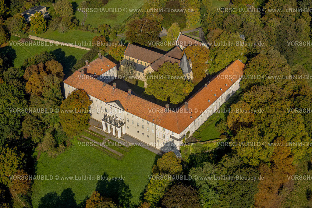 Selm241011224SchlossCappenberg | Luftbild, Schloss Cappenberg mit LWL-Museum für Kunst und Kultur und kath. Stiftskirche Evangelist St. Johannes, herbstlicher Wald, Cappenberg, Selm, Münsterland, Nordrhein-Westfalen, Deutschland