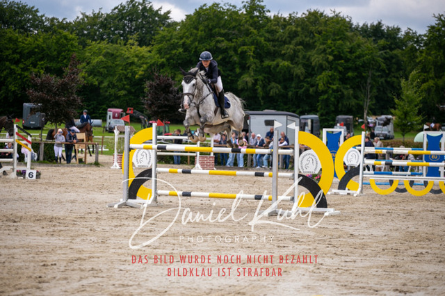 IMG_5644 | Deine Turnierfotos vom Reitturnier online kaufen: Dressur, Springen & Siegerehrung. Professionelle Pferdefotografie aus dem Rheinland – als Download & Print.Alternative: Turnierfotograf für den Pferdesport: Finde deine Fotos von Dressur- und Springturnier