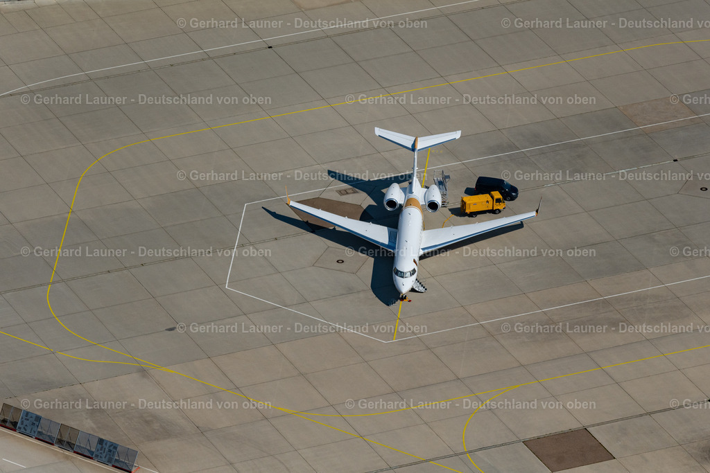 4047076 | STUTTGART 11.08.2021 Passagierflugzeug eines selten gewordenen Businessjets - Geschäftsfliegers mit Triebwerken seitlich am Heck auf der Parkposition - Abstellfläche auf dem Flughafen in Stuttgart im Bundesland Baden-Württemberg, Deutschland. Weiterführende Informationen bei: Flughafen Stuttgart GmbH. // Passenger airplane eof a business jet that has become rare - business aircraft with engines on the side of the rear in parking position - parking area at the airport in Stuttgart in the state Baden-Wuerttemberg, Germany. Further information at: Flughafen Stuttgart GmbH. Foto: Gerhard Launer