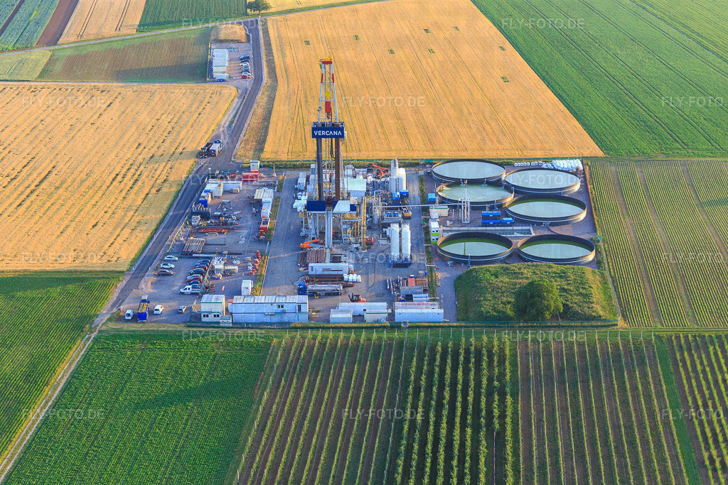 Bohrgelände des Tiefenbohrplatz V20 von Vercana GmbH für Vulcan Energy am Schleidberg zur Förderung von Geothermie und Lithium https://v-er.eu/ | Luftbild: Bohrgelände des Tiefenbohrplatz V20 von Vercana GmbH für Vulcan Energy am Schleidberg zur Förderung von Geothermie und Lithium https://v-er.eu/ in Insheim im Bundesland Rheinland-Pfalz in Deutschland. Foto: IMG_148273.jpg vom 17.06.2025 durch Werner Riehm/FLY-FOTO.de - Realisiert mit Pictrs.com