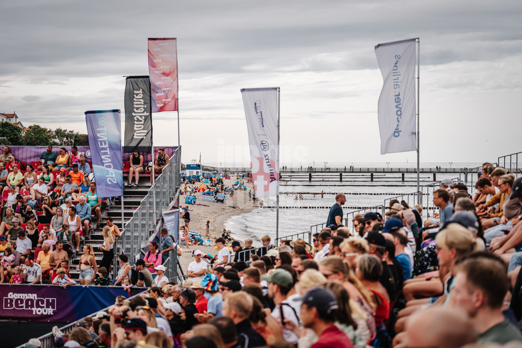Beachvolleyball | Frauen | Allianz German Beach Tour 2024 | Tourstop Kühlungsborn 2 | 17.08.2024 | Das Stadion mit Blick auf den Strand von Kühlungsborn und die Seebrücke