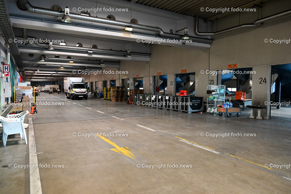 PVZ_ Postverteilerzentrum Linz_ Asylunterkunft_ 21.03.2023-9 | 21.03.20123, Postcity, PVZ, AUT, Postverteilerzentrum Linz, Asylunterkunft, im Bild Rotes Kreuz, Asylunterkunft wird geraeumt, Lager, Schlafstelle, Halle