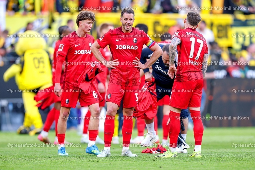 BVB26042601075 | 26.04.2026, Fußball, Borussia Dortmund - SC Freiburg, 1. Fußball Bundesliga, 31. Spieltag, Signal Iduna Park, Saison 2025 2026: Rouven Vuk Tarnutzer (SC Freiburg #69) Philipp Lienhart&nbsp;(SC Freiburg #03) Lukas Kübler&nbsp;(SC Freiburg #17) enttäuscht Enttäuschung nach der 0:4 Niederlage  DFB regulations prohibit any use of photographs as image sequences and or quasi-video.