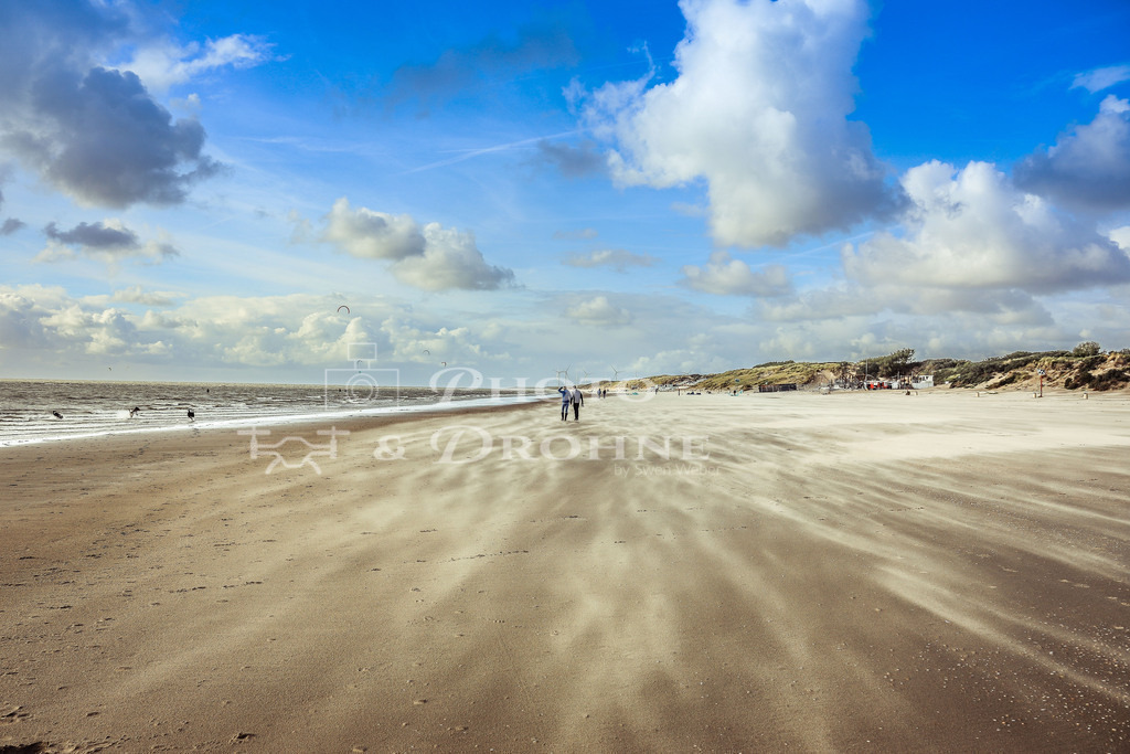 unbenannt-3 | Am Strand von Rockanje bei heftigem Wind. Der ganze Sandstrand scheint in Bewegung zu sein. - Realisiert mit Pictrs.com