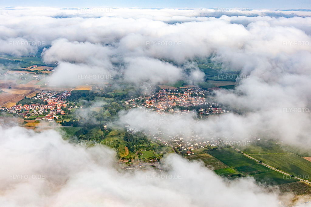 Luftbild: Ortschaft versteckt unter Wolken von Osten im Ortsteil Billigheim in Billigheim-Ingenheim im Bundesland Rheinland-Pfalz in Deutschland. Foto: IMG_143015.jpg vom 03.08.2024 durch Werner Riehm/FLY-FOTO.de