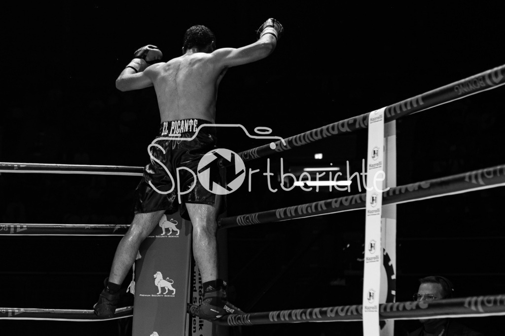 Profi - Box - Gala / Main Event | Hernan David PEREZ (schwarze Hose) im WBF Titelkampf