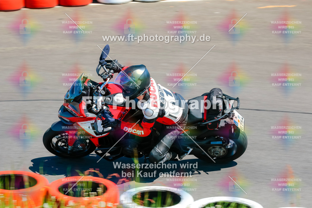 Moto-TeamOBK-21938 | Hier findet Ihr Bilder von Touristenfahrten auf der Nürburgring Nordschleife oder von anderen Veranstaltungen die ich besucht habe. Viel Spass beim Durch Schauen 