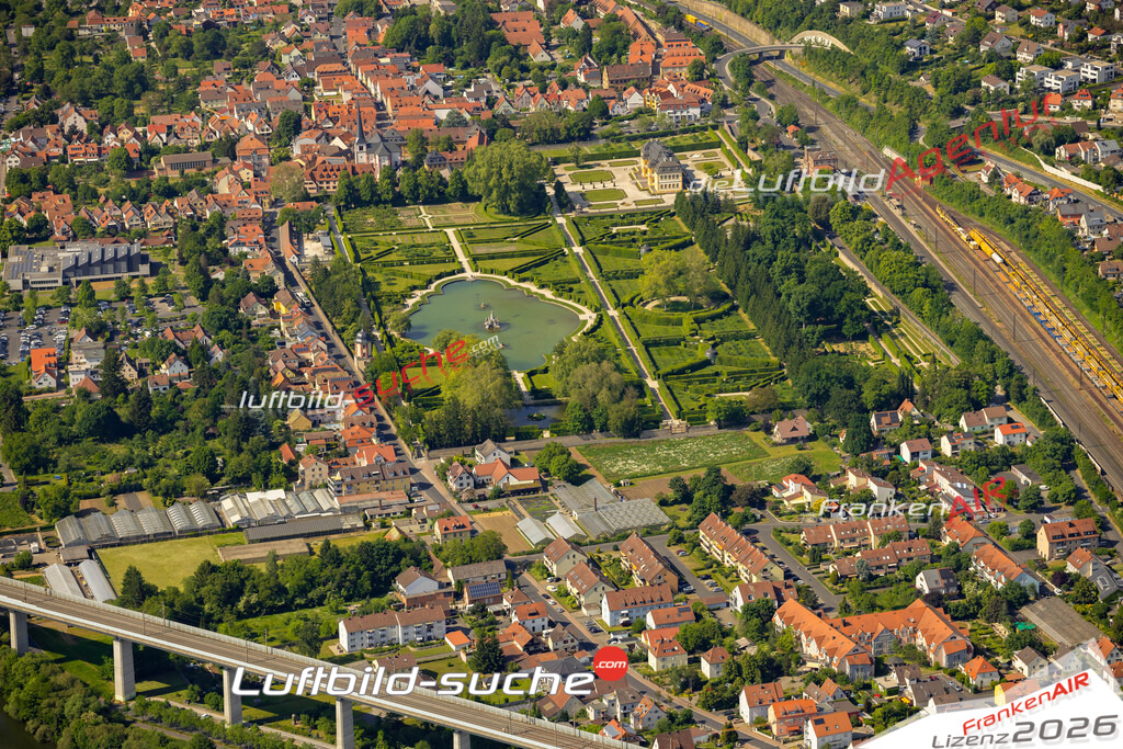 Das Luftbild zeigt Hof Garten Veitshöchheim - Die Luftaufnahme wurde 2023 vom UL-Flugzeug aus erstellt ( keine Drohne ) - Hochauflösende Luftaufnahme - Für grossformatige Ausdrucke geeignet. Die Geschenkidee !Mit Lizenz und Bildrechte bestellbar