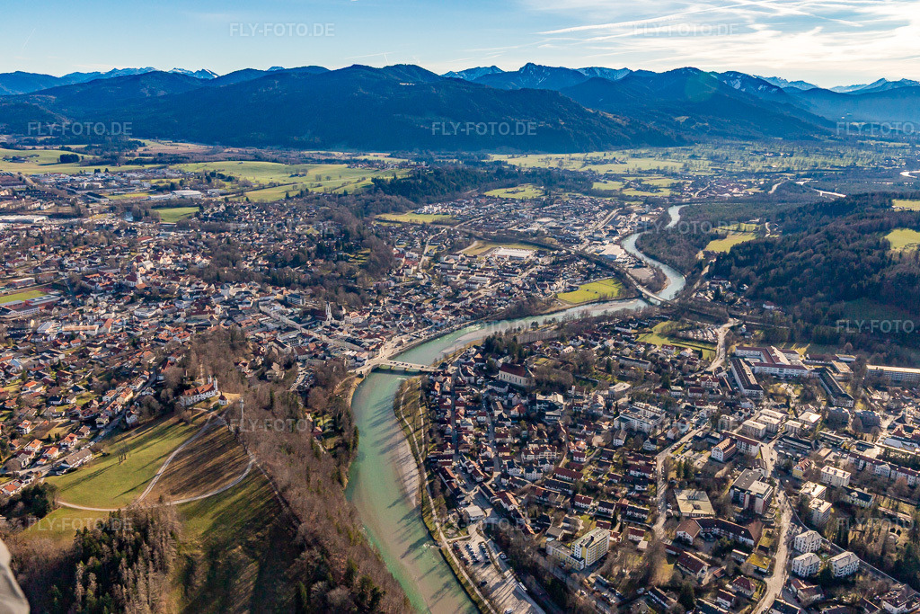 Luftbild: Altstadt mit Isarbrücke in Bad Tölz im Bundesland Bayern in Deutschland. Foto: IMG_139468.jpg vom 27.12.2023 durch Werner Riehm/FLY-FOTO.de