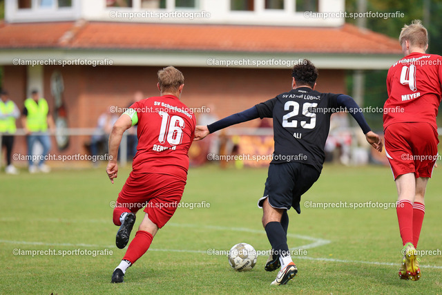 Fußball I Herren I Saison 2025-2026 I Verbandsliga Süd I 7. Spieltag I SV Schackendorf - SV Azadi Lübeck I 06.09.2025.145 | v.l. Jorrit Bernoth (16, SV Schackendorf), Halo Ali (25, SV Azadi Lübeck) - Realisiert mit Pictrs.com