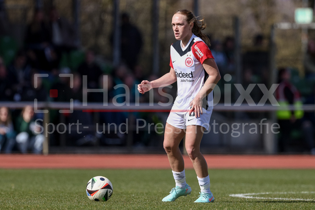 Fussball, Google Pixel Frauen-Bundesliga, SV Werder Bremen - Eintracht Frankfurt | v.li.: Lisanne Gräwe (Eintracht Frankfurt, 8) am Ball, Freisteller, Einzelbild, Ganzkörper, Aktion, Action, Spielszene, DIE DFB-RICHTLINIEN UNTERSAGEN JEGLICHE NUTZUNG VON FOTOS ALS SEQUENZBILDER UND/ODER VIDEOÄHNLICHE FOTOSTRECKEN. DFB REGULATIONS PROHIBIT ANY USE OF PHOTOGRAPHS AS IMAGE SEQUENCES AND/OR QUASI-VIDEO.