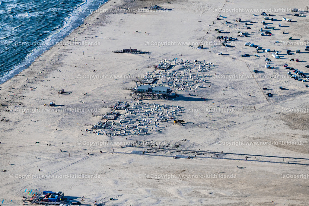 St.Peter-Ording_ELS_3667060822 | SANKT PETER-ORDING 06.08.2022 Strandkorb- Reihen am Sand- Strand im Küstenbereich der Nordsee im Ortsteil Sankt Peter-Ording in Sankt Peter-Ording im Bundesland Schleswig-Holstein, Deutschland. // Beach chair on the sandy beach ranks in the coastal area of North Sea in the district Sankt Peter-Ording in Sankt Peter-Ording in the state Schleswig-Holstein, Germany. Foto: Martin Elsen