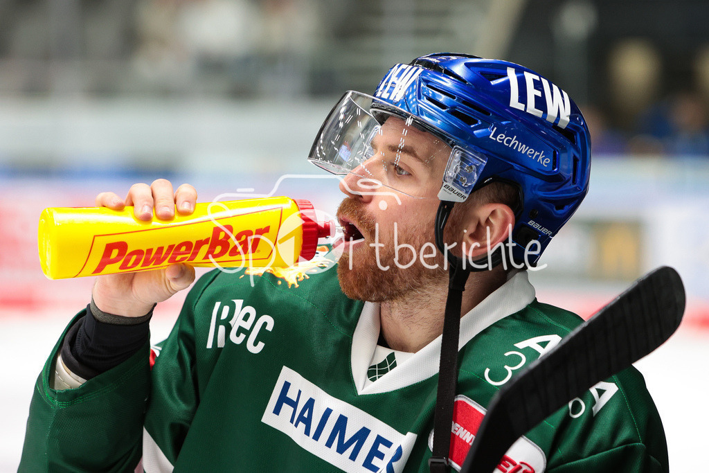 Augsburger Panther - Klagenfurter AC | David Warsofsky (AEV #55) nimmt einen Schluck aus der Flasche./ Einzelfoto