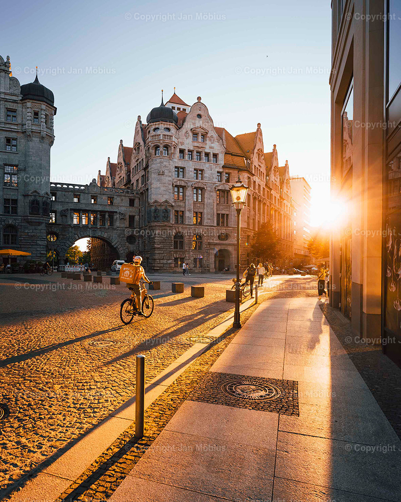Neue Rathaus Leipzig | Das Neue Rathaus Leipzig beeindruckt mit monumentaler Architektur, historischem Flair und zentraler Lage. Es zählt zu den markantesten Wahrzeichen der Stadt und ist ein beliebter Fotospot - Realisiert mit Pictrs.com