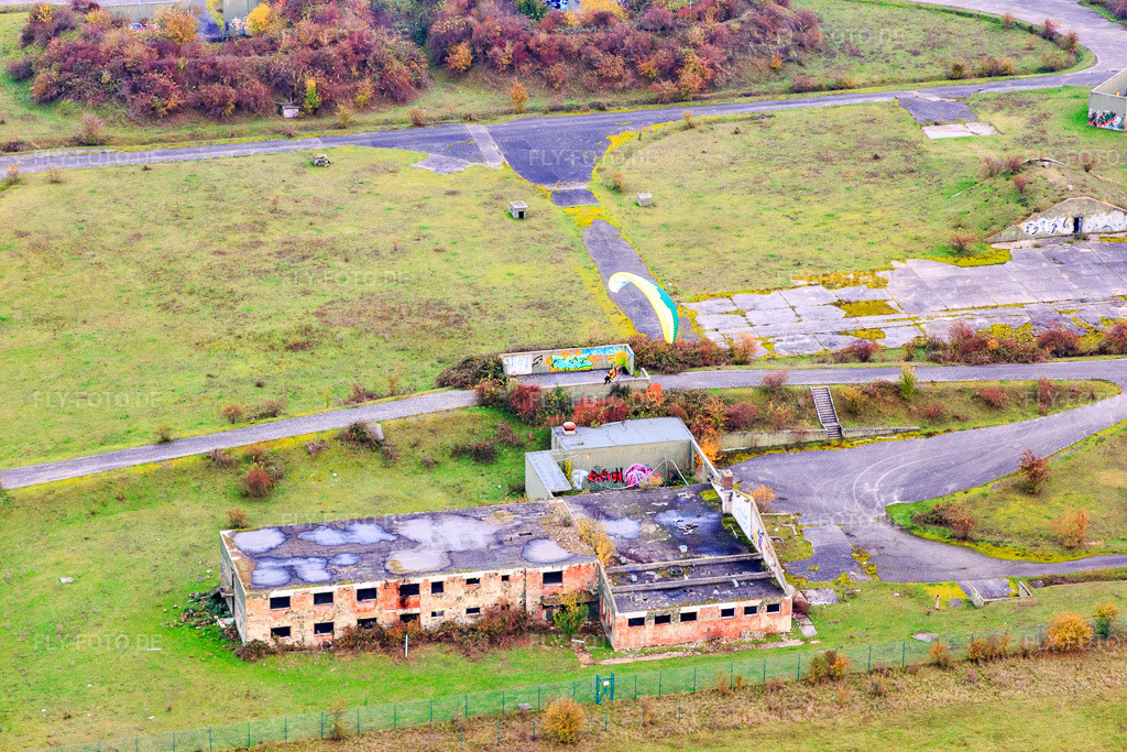 Luftbild: Gleitschirm über dem ehemaligen Militäregebäuden auf dem Ebenberg in Landau in der Pfalz im Bundesland Rheinland-Pfalz in Deutschland. Foto: IMG_076306.jpg vom 09.11.2014 durch Werner Riehm/FLY-FOTO.deAuflösung des Originals: 5472 x 3648 px