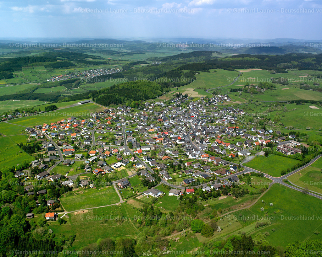 2610312 | HIRZENHAIN 09.06.2006 Ortsansicht der Straßen und Häuser der Wohngebiete in Hirzenhain im Bundesland Hessen, Deutschland // Town View of the streets and houses of the residential areas in Hirzenhain in the state Hesse, Germany Foto: Gerhard Launer