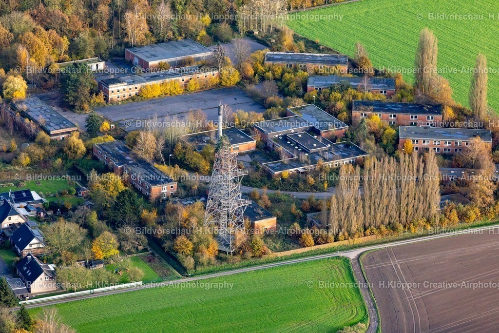 Luftbild Grefrath-5771 | Luftbildfotografie Herbstluftbild Verfall und Vegetations- Bewuchs der ehemaligen Militär- Kaserne des Deutsches Rotes Kreuz Ortsverein Grefrath e.V. in Grefrath im Bundesland Nordrhein-Westfalen, Deutschland - Realisiert mit Pictrs.com