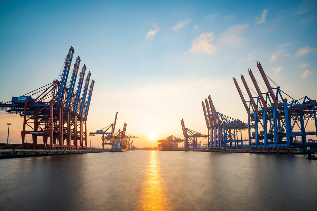 10240809 - Sonnenuntergang im Waltershofer Hafen | Blick über den Waltershofer Hafen auf die untergehende Sonne.