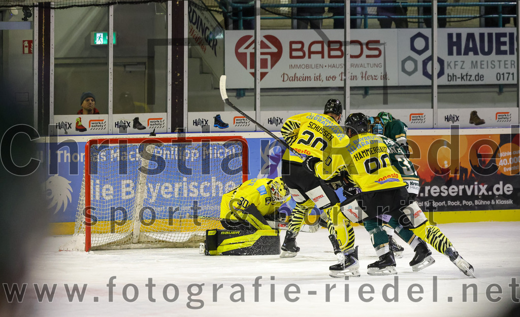 2025-12-28_123_TSV_Erding_gegen_onesto_Tigers_Bayreuth | Erding, Deutschland, 28.12.2025:Eishockey, Oberliga Süd 2025 / 2026, 31. Spieltag, TSV Erding gegen onesto Tigers Bayreuth, Endergebnis: 6:5 n.V.Torwart Maximilian Meier (onesto Tigers Bayreuth, #30), Adam Schusser (onesto Tigers Bayreuth, #20), Jan Hammerbauer (onesto Tigers Bayreuth, #90)Foto: Christian Riedel / fotografie-riedel.net