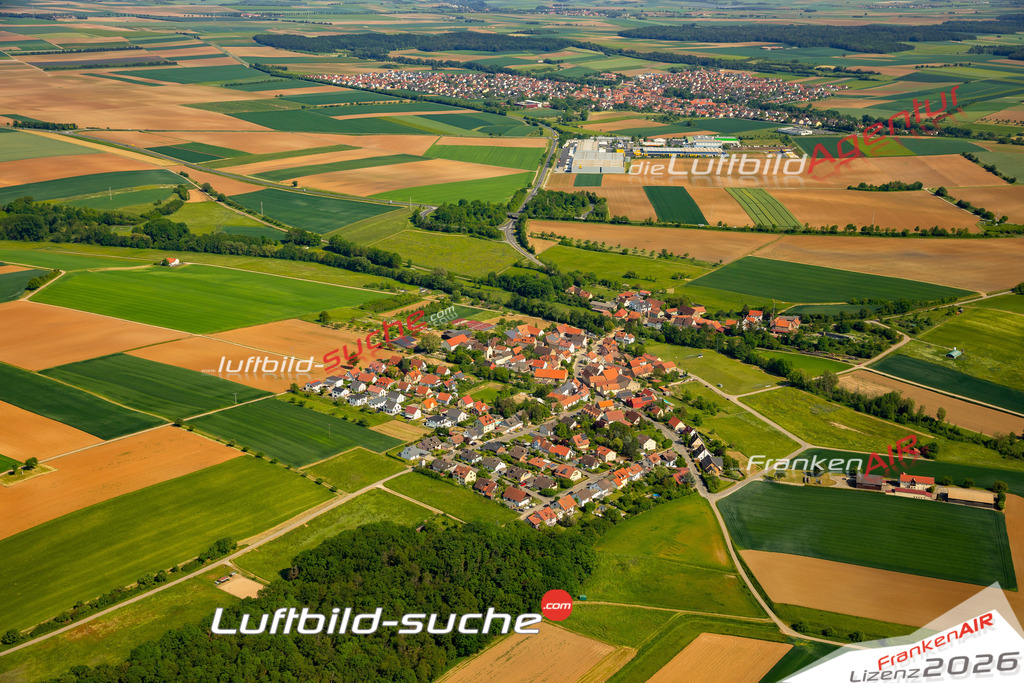 Das Luftbild zeigt Mühlhausen Estenfeld - Die Luftaufnahme wurde 2023 vom UL-Flugzeug aus erstellt ( keine Drohne ) - Hochauflösende Luftaufnahme - Für grossformatige Ausdrucke geeignet. Die Geschenkidee !Mit Lizenz und Bildrechte bestellbar