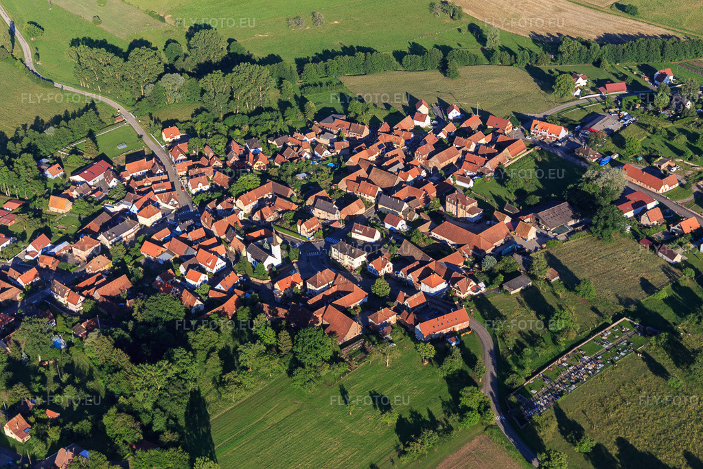 Vue aérienne: Rue de la Mairie et cimetière à Mulhausen dans le département Bas Rhin, France – .Photo: IMG_115430.jpg prise le 16/06/2019 par Werner Riehm/FLY-FOTO.eu – Résolution de l'original: 5472 x 3648 px