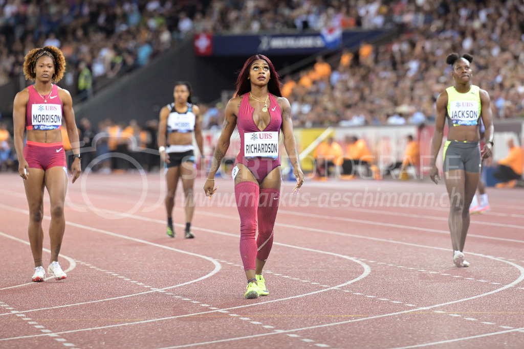 Leichtathletik: Weltklasse Zürich | 08.09.2022, Zürich, Letzigrund, Leichtathletik: Weltklasse Zürich, MORRISON Natasha (JAM), RICHARDSON Sha'Carri (USA) und JACKSON Shericka (JAM) nach dem Fehlstart im 100m-Lauf der Frauen. - Realisiert mit Pictrs.com