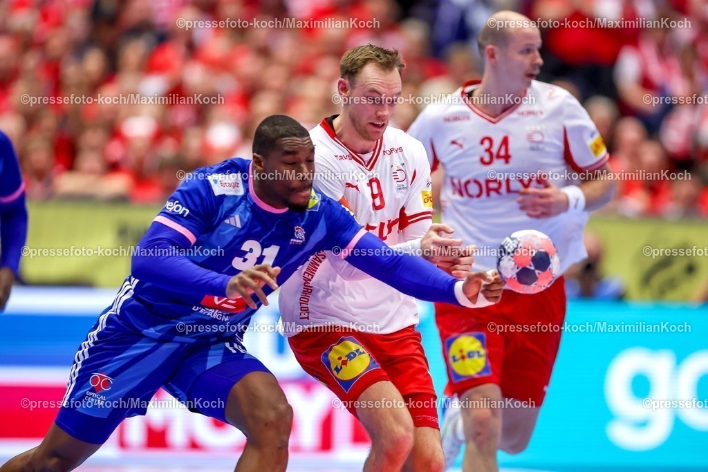 EHF22012603065 | 22.01.2026, Handball, Men's EHF EURO 2026, Frankreich - Dänemark, Jyske Bank Boxen in Herning, Dänemark, Main Round:  Dylan Nahi (France #31) im Zweikampf gegen   Mathias Gidsel (Denmark #19) 